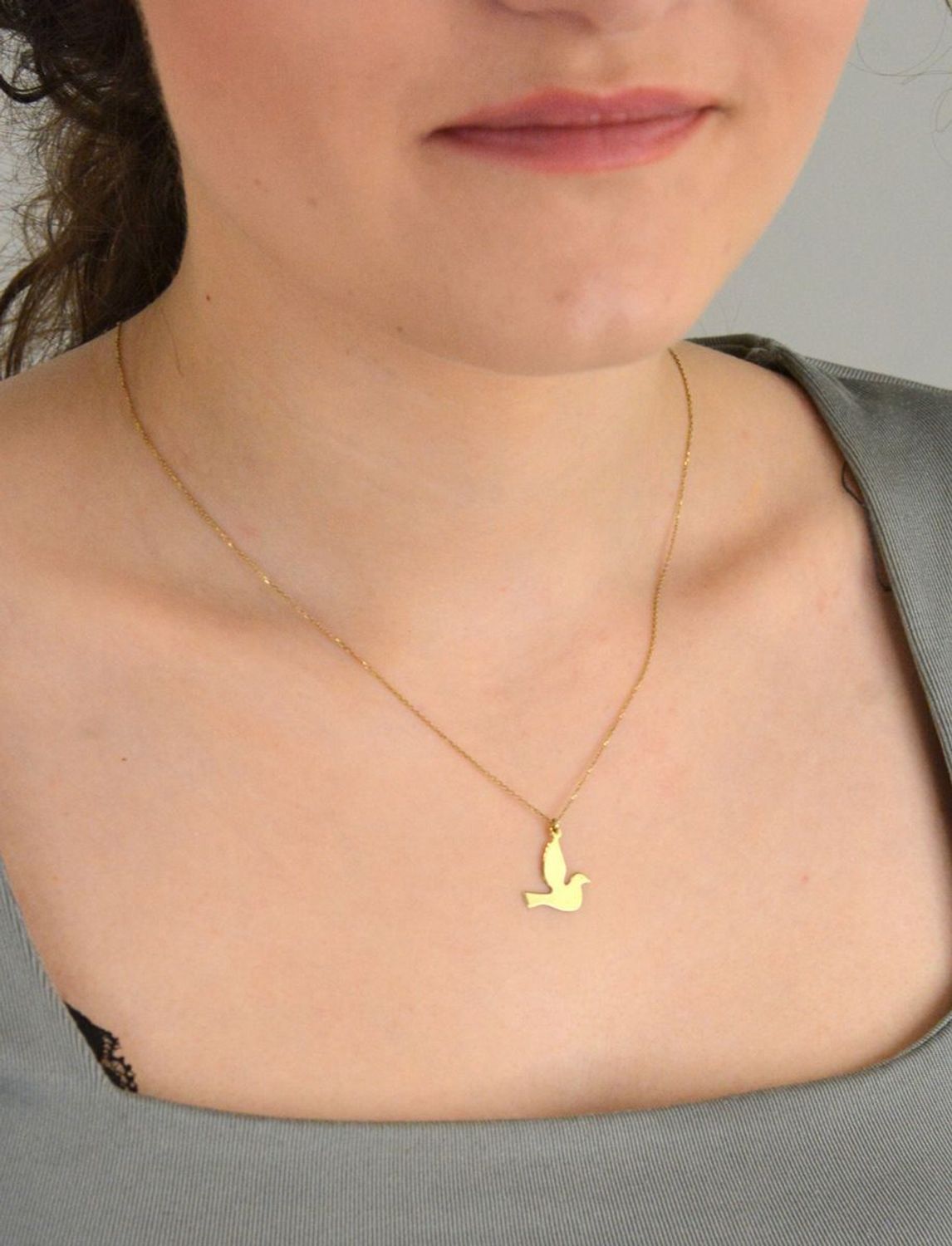 Złoty naszyjnik damski 333 Celebrytka z gołębiem to subtelna i ponadczasowa biżuteria, która z pewnością przyciągnie uwagę każdej miłośniczki eleganckich dodatków. 1.jpg